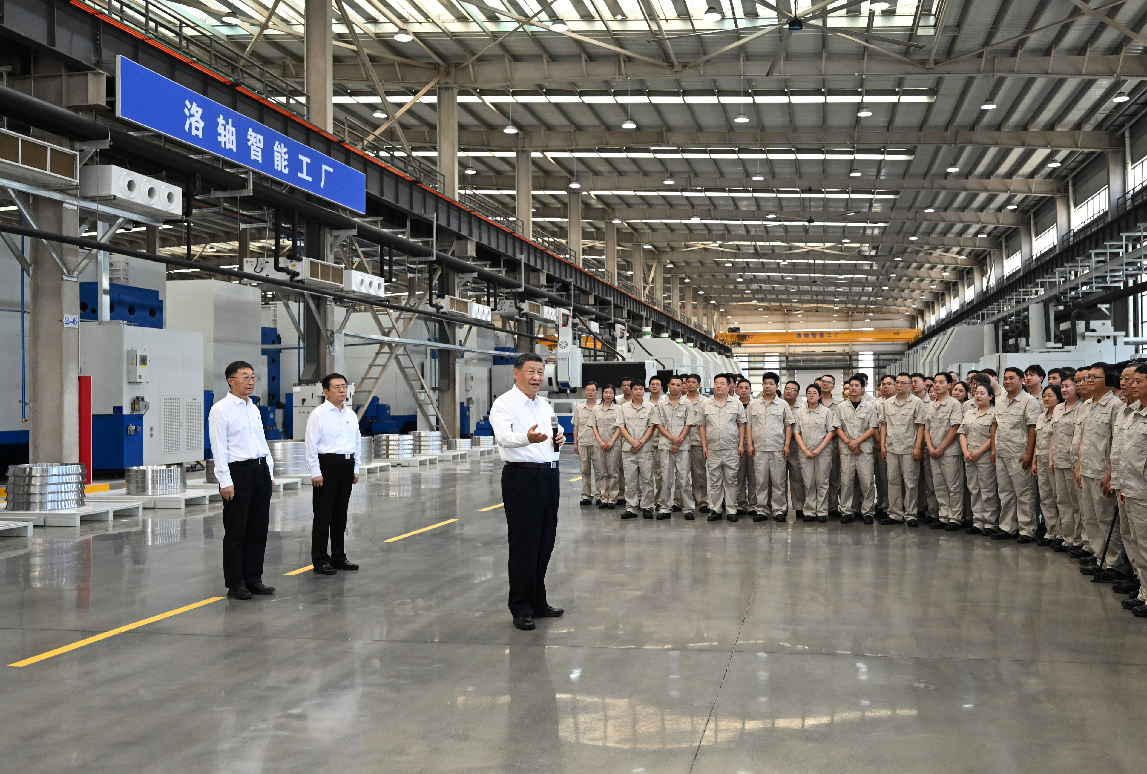 5月19日至20日，中共中央總書記、國家主席、中央軍委主席習(xí)近平在河南考察。這是19日下午，習(xí)近平在洛陽軸承集團(tuán)股份有限公司智能工廠考察時(shí)，同企業(yè)職工親切交流。新華社記者 燕雁 攝