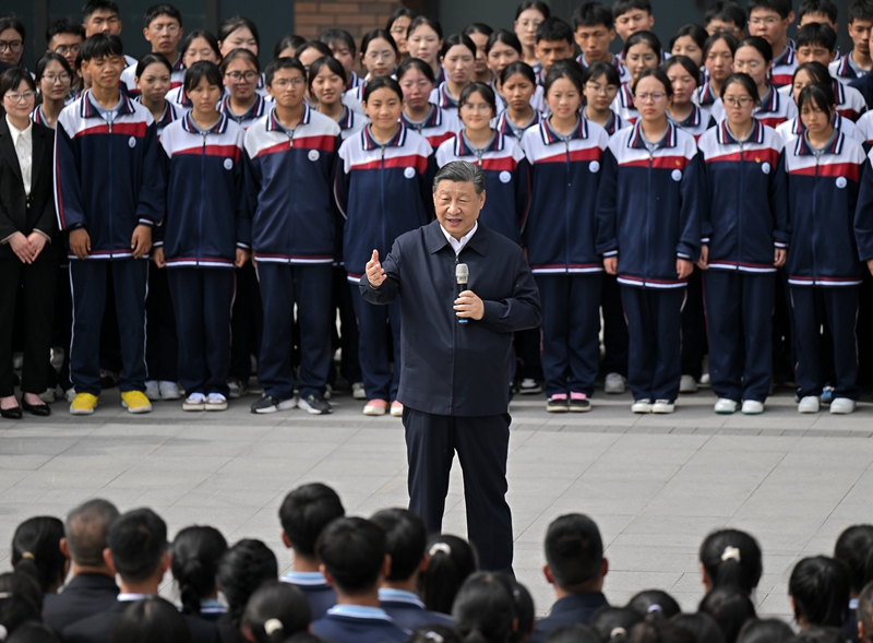 2024年6月18日，習(xí)近平總書記在青海果洛西寧民族中學(xué)考察時(shí)，同師生們親切交流。