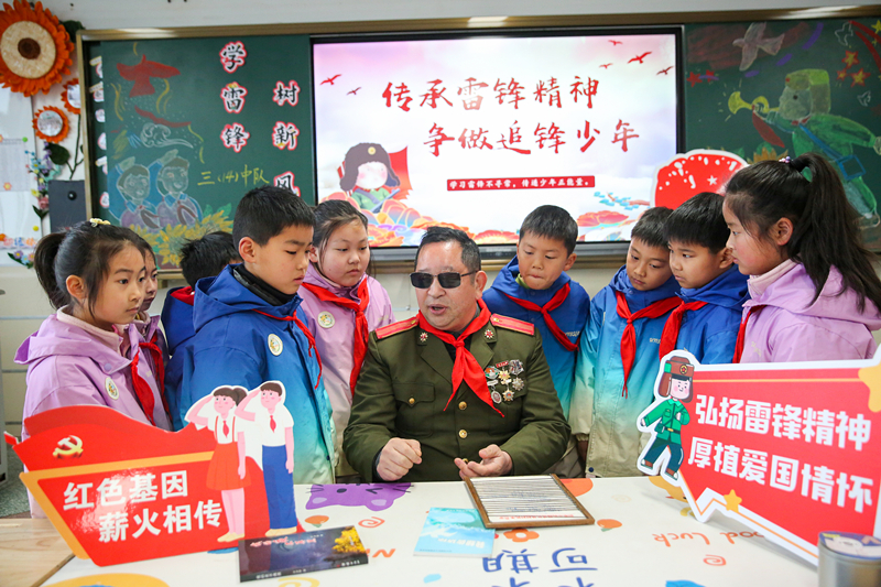 2025年3月3日，江蘇南通如皋市安定小學(xué)里，傷殘軍人許波銀在思政小課堂上向?qū)W生講述雷鋒故事。