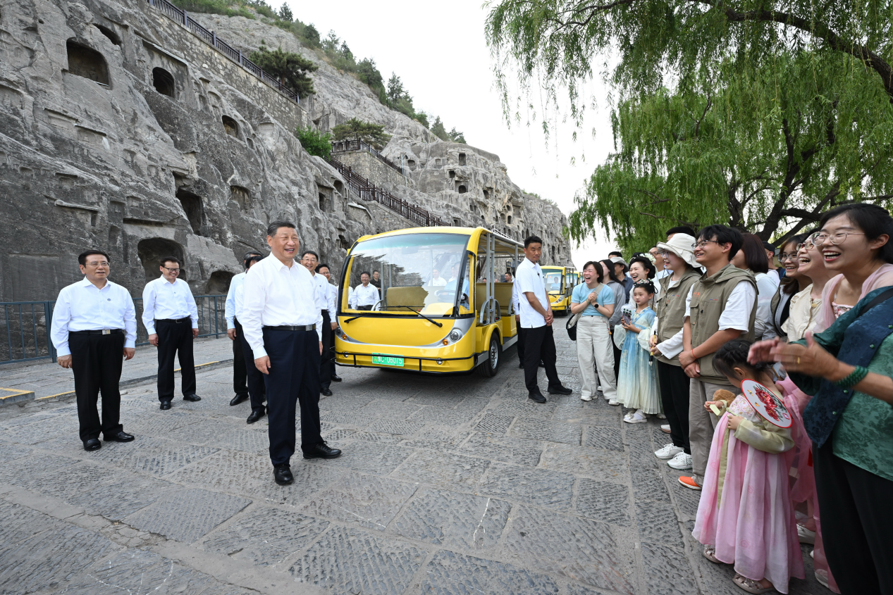 5月19日，習(xí)近平在洛陽(yáng)龍門石窟考察時(shí)，同游客親切交流。