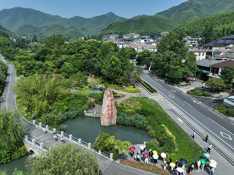 2023年8月11日，游客在浙江安吉余村參觀。