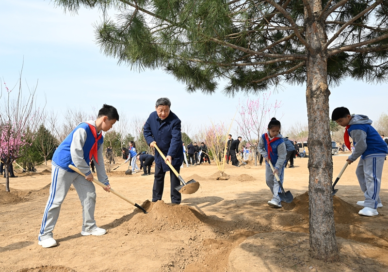 2025年4月3日，習近平總書記來到北京豐臺區(qū)永定河畔參加首都義務植樹活動。