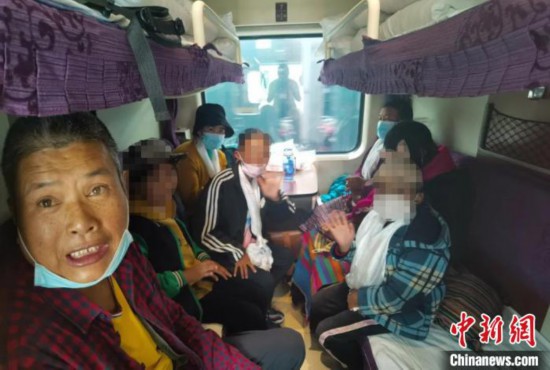 圖為乘坐Z266次列車的西藏先心病患兒和陪同人員。拉薩車站 供圖