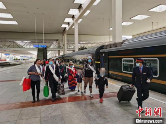 圖為拉薩車站工作人員為西藏先心病患兒和陪同人員提供“綠色”接力幫扶，并開通了專門通道，讓他們快速進(jìn)站上車。拉薩車站 供圖