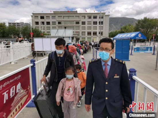 圖為拉薩車站工作人員為西藏先心病患兒和陪同人員提供“綠色”接力幫扶，并開通了專門通道，讓他們快速進(jìn)站上車。拉薩車站 供圖