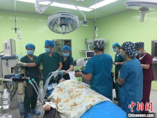 圖為馬少元(左二)為患者做手術(shù)。青海省第四人民醫(yī)院供圖