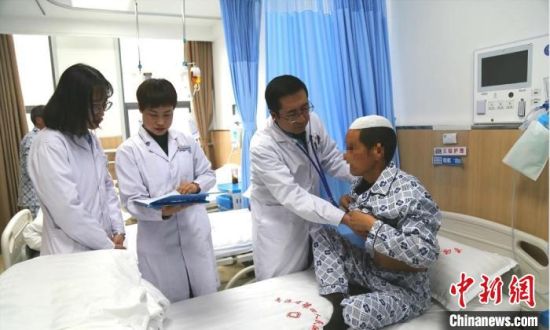圖為馬少元(右二)為患者做檢查。青海省第四人民醫(yī)院供圖