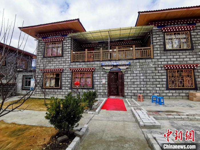 圖為林芝米林縣羌納鄉(xiāng)西嘎村村民家家戶戶發(fā)展庭院經(jīng)濟(jì)，院內(nèi)種滿了各種果樹(shù)?！≮w延 攝
