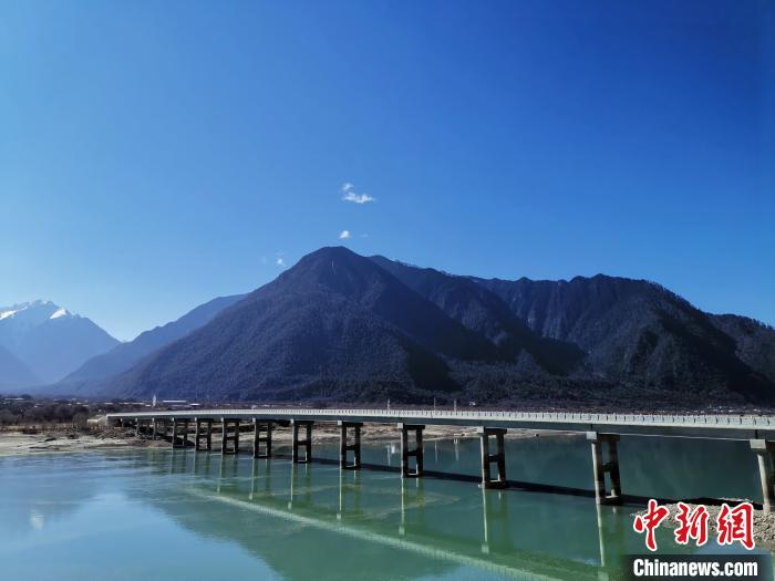 圖為現(xiàn)在已經(jīng)通車(chē)的魯霞大橋。　趙延 攝