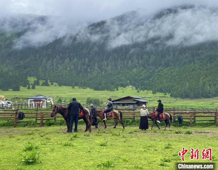 6月10日，游客在魯朗小鎮(zhèn)高山牧場景區(qū)體驗騎馬?！∪轿木?攝