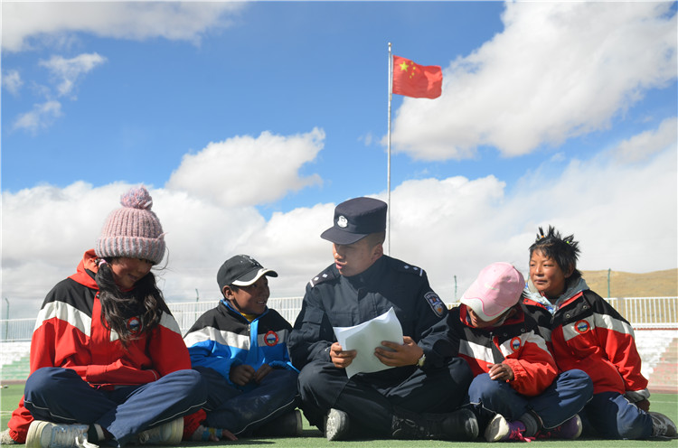 圖為帕羊邊境派出所民警在轄區(qū)學(xué)校宣講全會精神。李忠勤 攝_副本.jpg