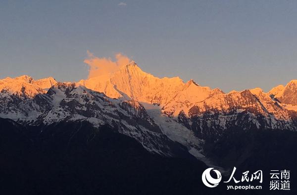 迪慶梅里雪山“日照金山”景觀。（供圖）