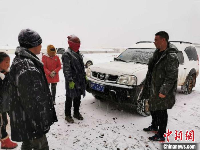 圖為扎西鬧吾(右一)與當?shù)啬翍艚徽?。郵儲銀行青海省分行供圖