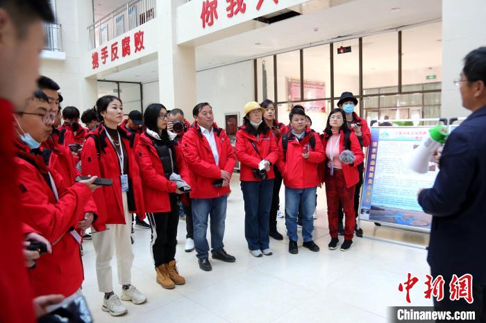 圖為中外媒體采訪三江源國(guó)家公園瀾滄江源園區(qū)生態(tài)保護(hù)成效?！?zhí)砀?攝