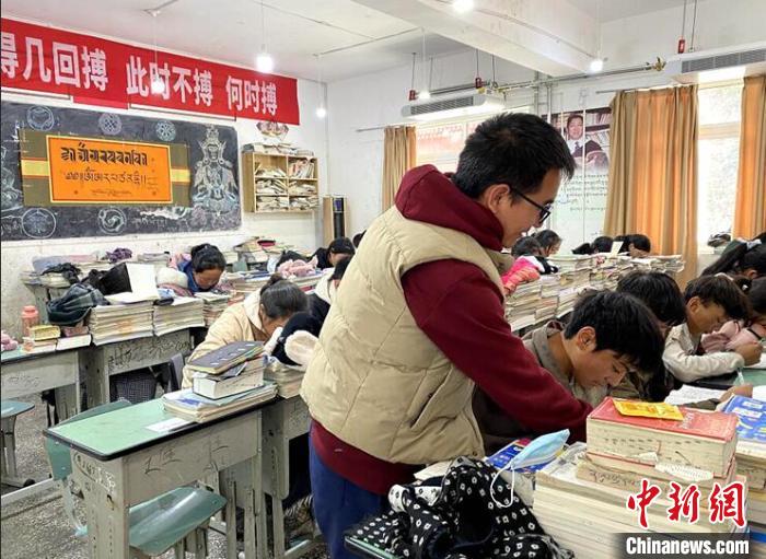學(xué)生在免費(fèi)輔導(dǎo)班上課?！∧岈敵?攝