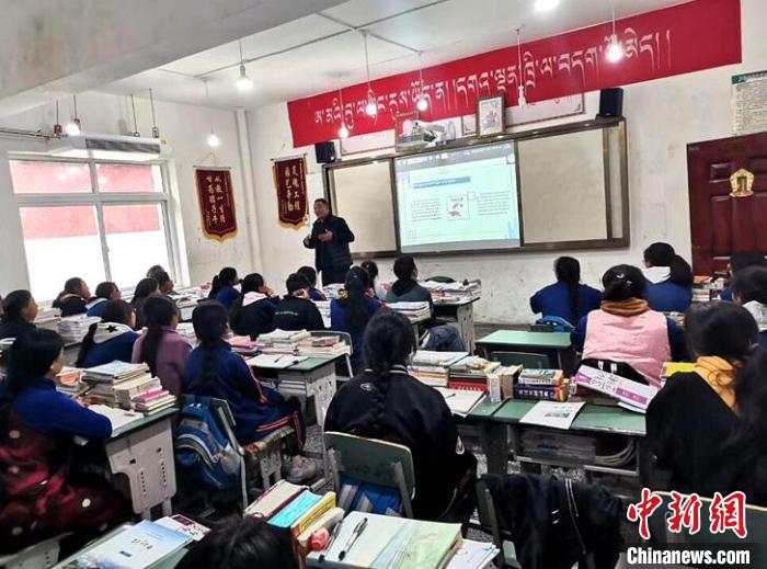 學生在免費輔導班上課?！∧岈敵?攝