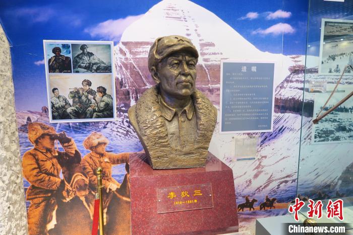 圖為南疆軍區(qū)某合成團1連榮譽室，雕像是進藏先遣英雄連總指揮李狄三?！畛坛?攝