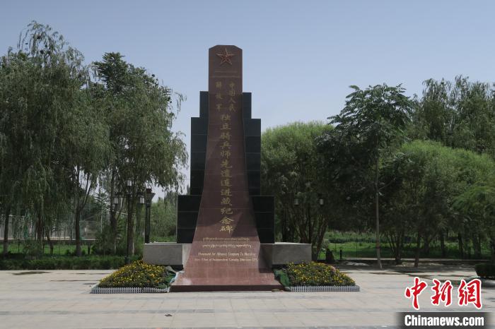 圖為位于于田縣中心的中國人民解放軍獨立騎兵師先遣連進藏紀(jì)念碑?！畛坛?攝