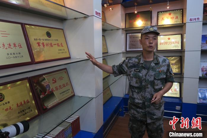 圖為南疆軍區(qū)某合成團1連連長齊楠?！畛坛?攝
