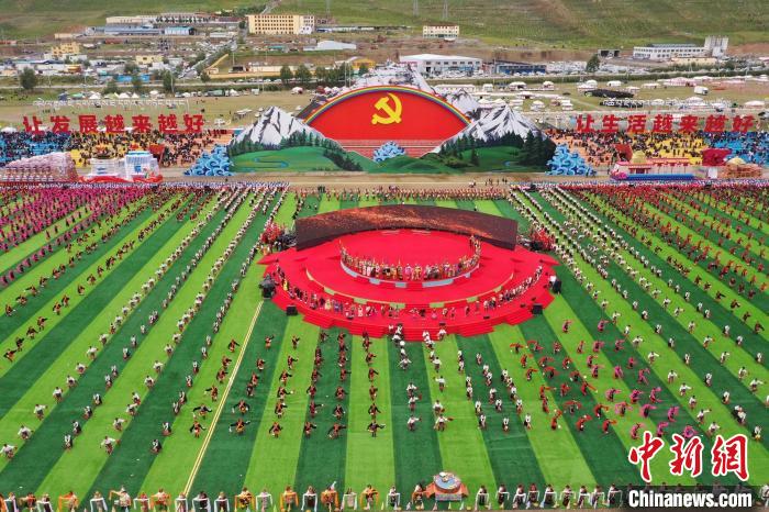 圖為玉樹藏族自治州成立70周年慶祝大會(huì)現(xiàn)場?！●R銘言 攝