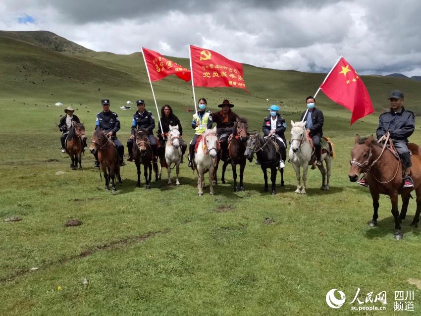 馬背宣講隊。巴登攝