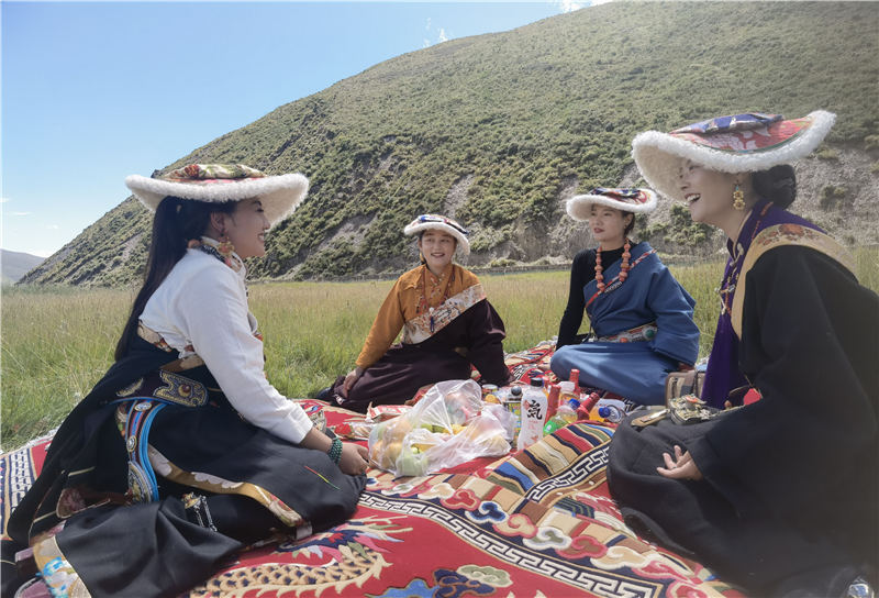 拉姆和她的朋友們在砂場修復(fù)點(diǎn)耍壩子。甘孜州石渠生態(tài)環(huán)境局供圖