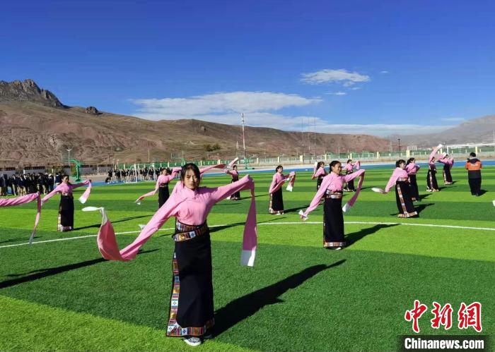 圖為青海師范大學(xué)附屬玉樹(shù)實(shí)驗(yàn)學(xué)校學(xué)生在綠茵場(chǎng)跳起囊謙古舞—卓根瑪?！“讋?攝