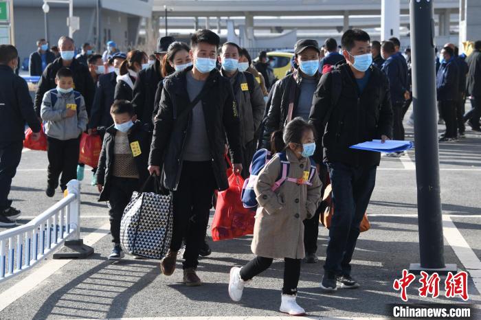 圖為搬遷民眾剛出火車站?！《P 攝