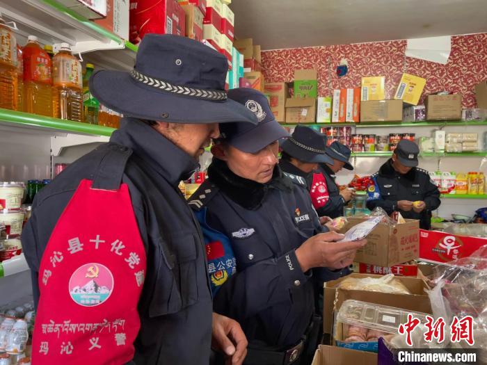 圖為派出所民警和義警對(duì)沿街店鋪檢查?！∑罾C娟 攝