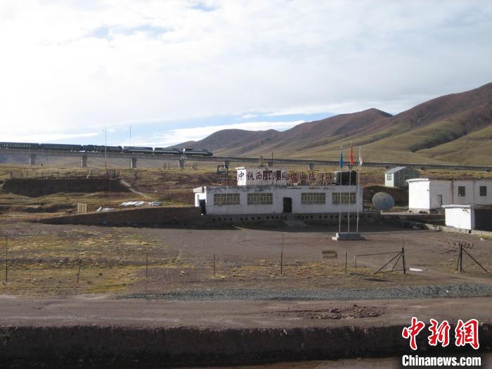 圖為青藏鐵路通車后列車經(jīng)過中鐵西北院風火山觀測站。(資料圖) 中鐵西北科學研究院供圖