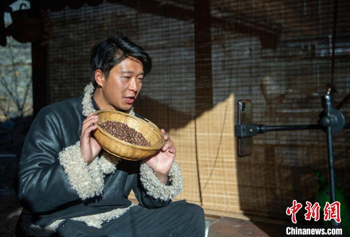 洛桑在鏡頭前介紹家鄉(xiāng)特產(chǎn)。　劉忠俊 攝