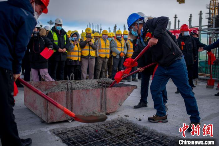 青藏鐵路西格段提質項目德令哈站主體結構封頂