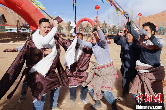 圖為藏族民眾跺腳歡呼慶祝弓箭手射中靶心?！●R銘言 攝