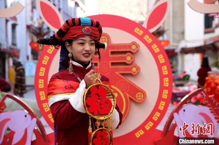 身著嘉絨藏族服飾的丹巴女孩送祝福?！〖o 攝