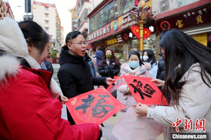 街頭市民收到送的“福”字。　李永安 攝