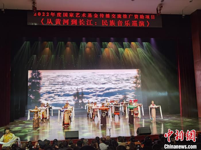 圖為演出現(xiàn)場(chǎng)?！∨擞隄?攝
