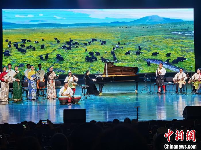 圖為演出現(xiàn)場(chǎng)?！∨擞隄?攝