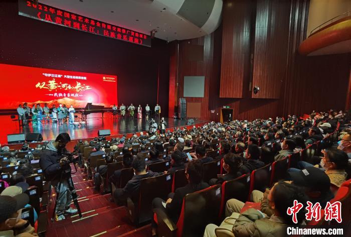 圖為演出現(xiàn)場(chǎng)?！∨擞隄?攝
