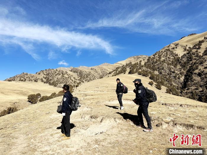 圖為生態(tài)管護(hù)人員開展巡護(hù)?！《“瓦_(dá)杰 攝