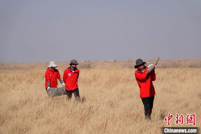 格爾木濕地站建設(shè)過程中，第二次青藏科考中科院空天院分隊(duì)隊(duì)員化身搬運(yùn)工，在高原上開展體力勞動?！?lt;a target='_blank' href='/'><p  align=