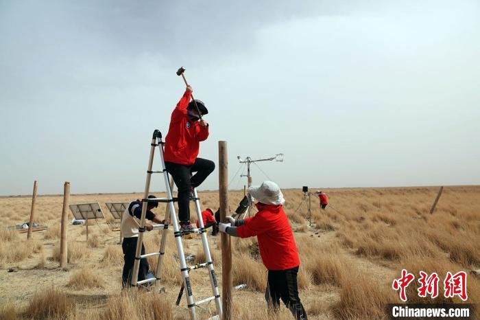 格爾木濕地站建設(shè)過程中，第二次青藏科考中科院空天院分隊(duì)隊(duì)員揮錘安裝防護(hù)欄。　<a target='_blank' href='/'><p  align=