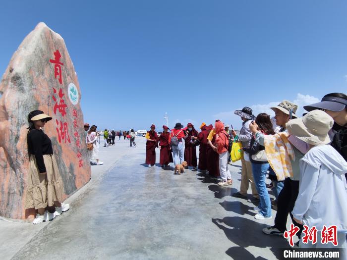 圖為航拍青海湖美景引游客拍照打卡。　祁增蓓 攝