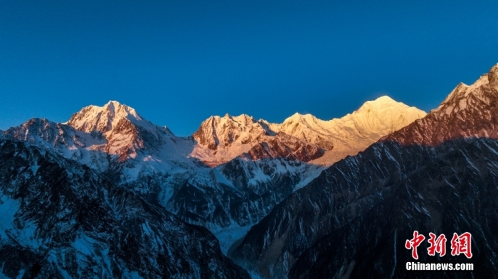 圖為2月1日，清晨陽光照在貢嘎雪山上，出現(xiàn)“日照金山”景觀。(無人機(jī)照片)<a target='_blank' href='/'><p  align=