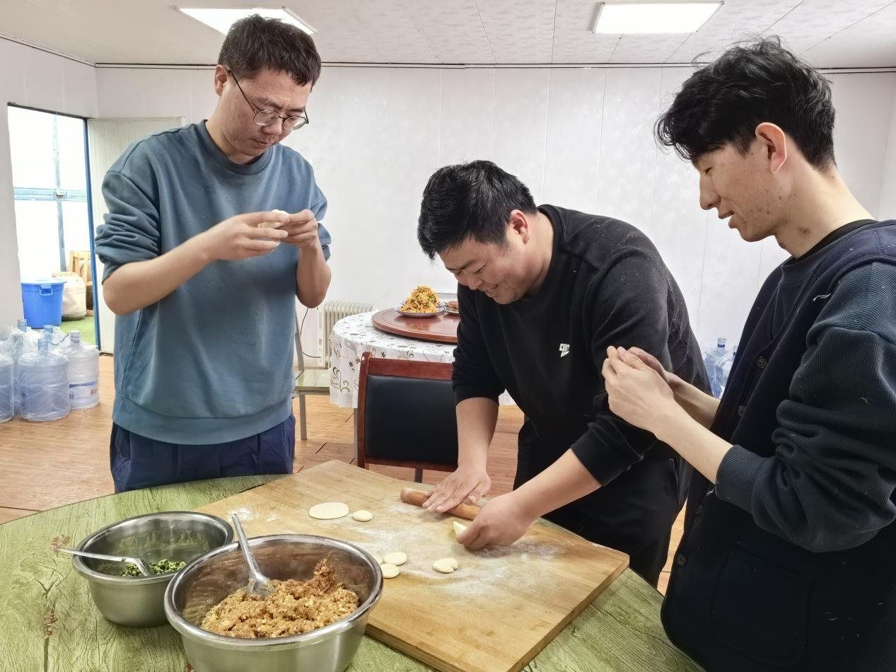 項目部里包餃子。王元明攝