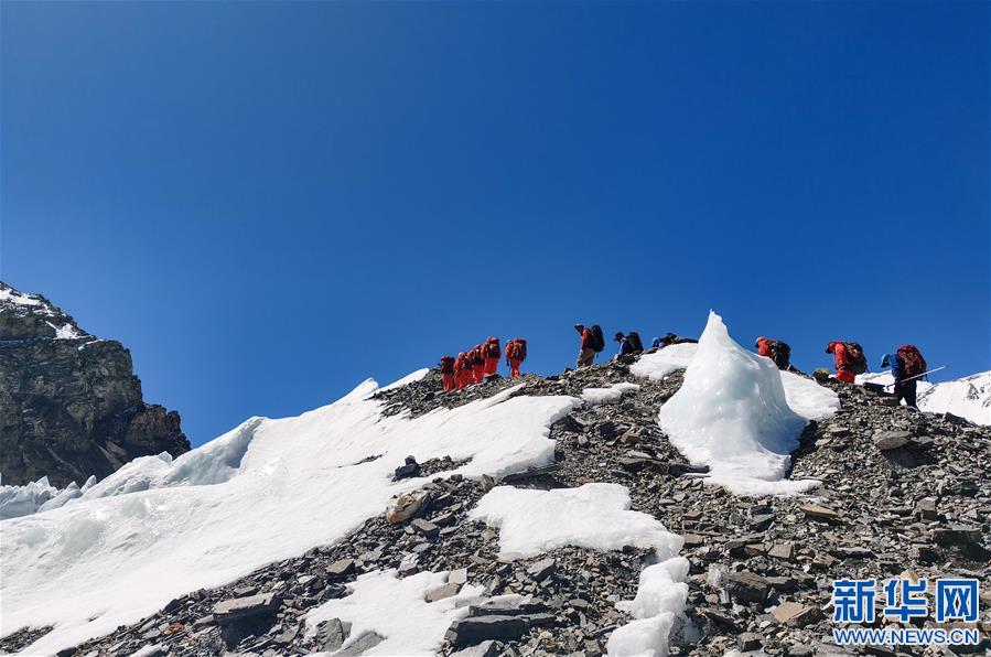 （2020珠峰高程測(cè)量）（3）2020珠峰高程測(cè)量登山隊(duì)抵達(dá)海拔6500米的前進(jìn)營(yíng)地