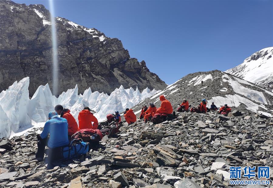 （2020珠峰高程測(cè)量）（4）2020珠峰高程測(cè)量登山隊(duì)抵達(dá)海拔6500米的前進(jìn)營(yíng)地