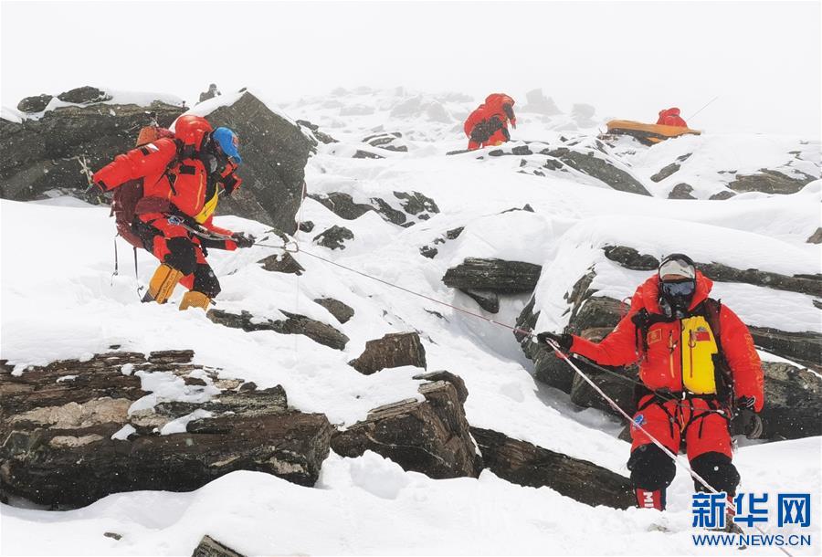 （2020珠峰高程測(cè)量）（1）珠峰高程測(cè)量登山隊(duì)撤回前進(jìn)營地 登頂日期將再調(diào)整