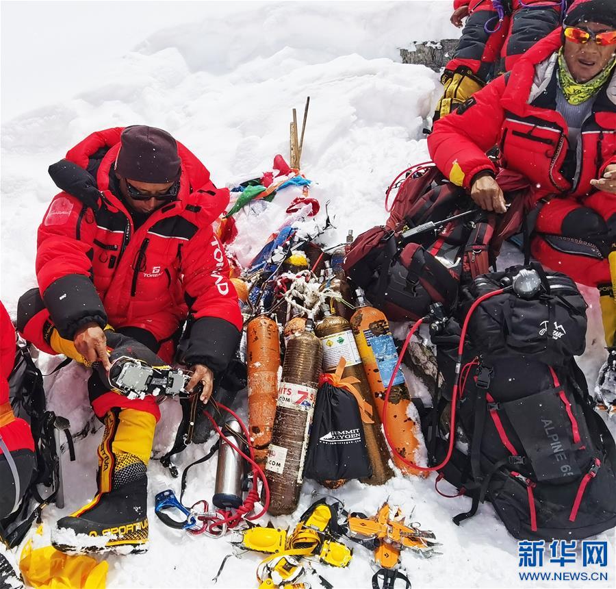 （2020珠峰高程測(cè)量）（2）珠峰高程測(cè)量登山隊(duì)撤回前進(jìn)營地 登頂日期將再調(diào)整