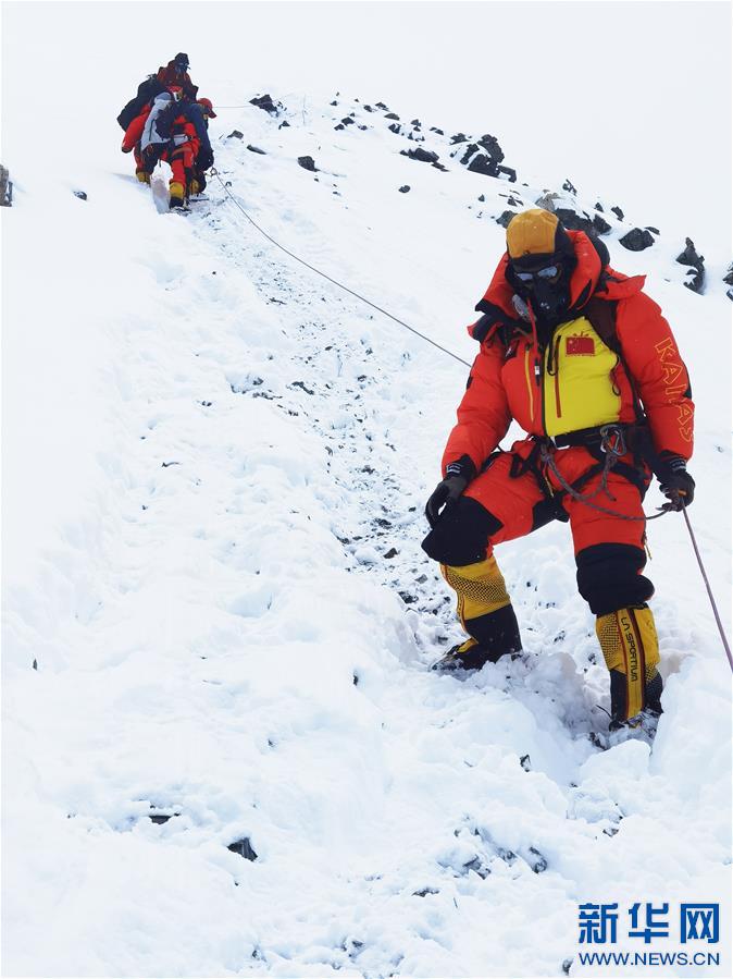 （2020珠峰高程測(cè)量）（3）珠峰高程測(cè)量登山隊(duì)撤回前進(jìn)營地 登頂日期將再調(diào)整