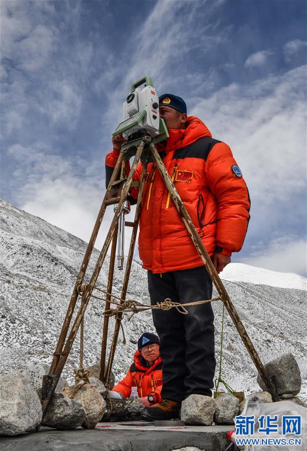 （2020珠峰高程測量）（3）自然資源部第一大地測量隊對珠峰峰頂進行交會觀測